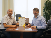 Дмитрий Шелестов (слева), коммерческий директор ООО Агрегатор с сертификатом Золотой Партнер ITV|AxxonSoft
